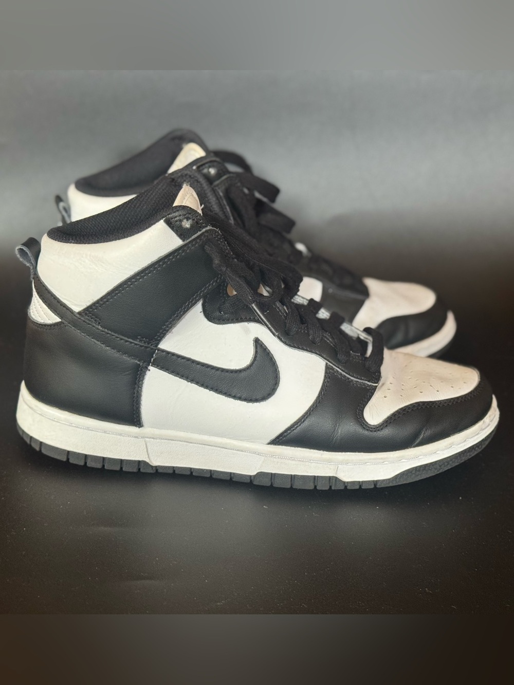Nike dunk  Men’s size 9  Black and White Sneakers with Swoosh